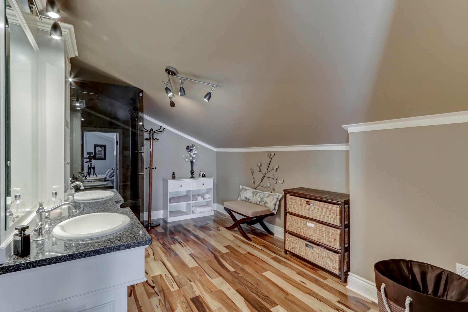 Photo - Ensuite bathroom