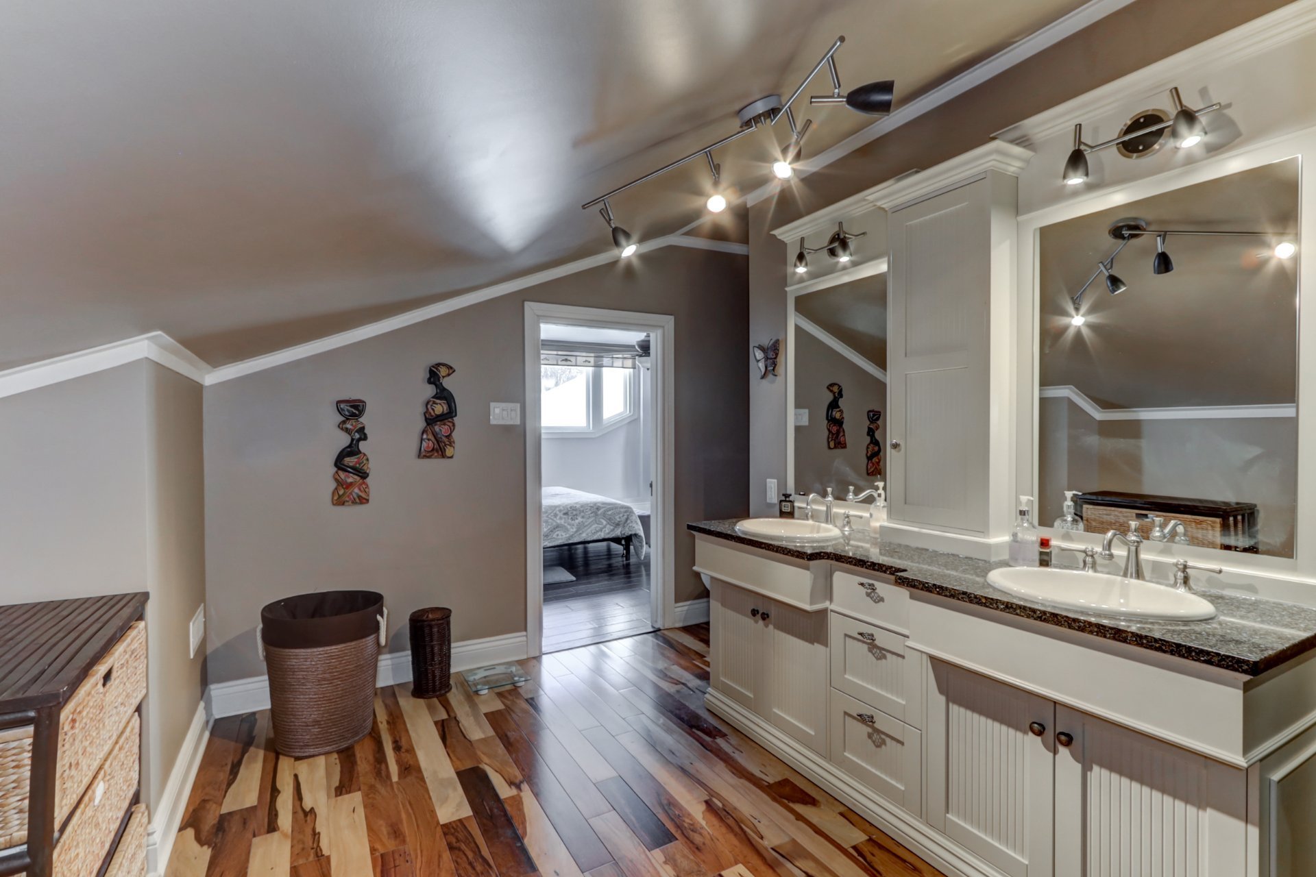 Photo - Ensuite bathroom