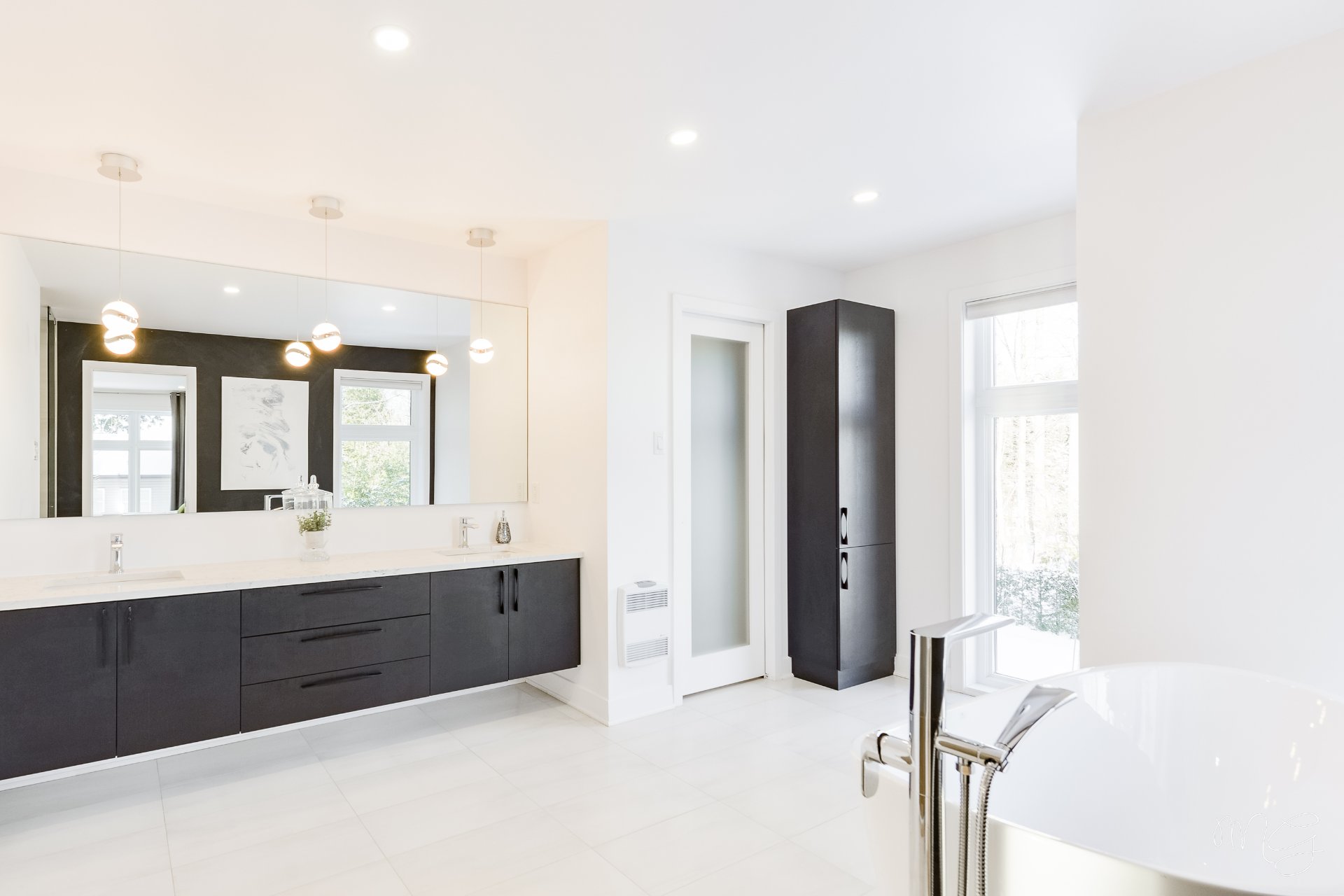 Photo - Ensuite bathroom