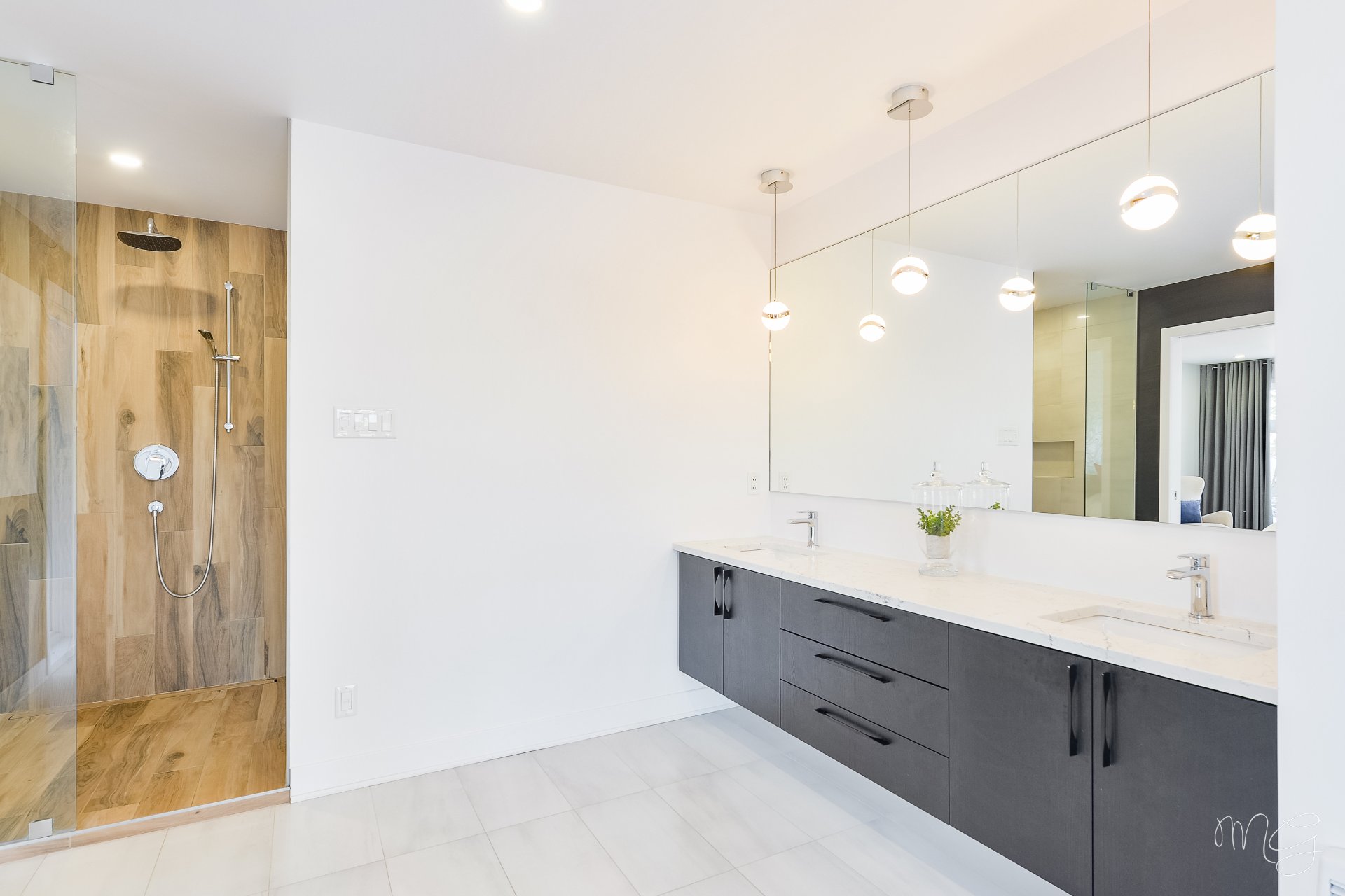 Photo - Ensuite bathroom