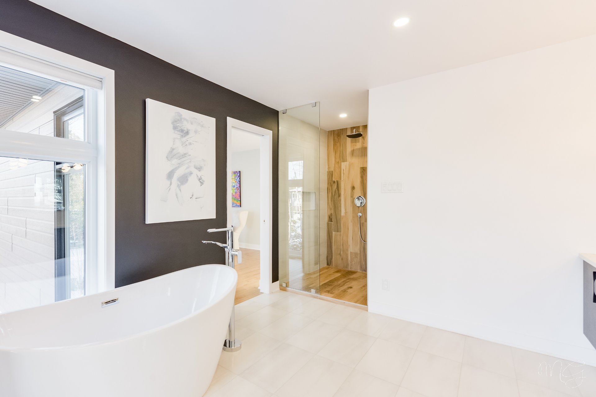 Photo - Ensuite bathroom