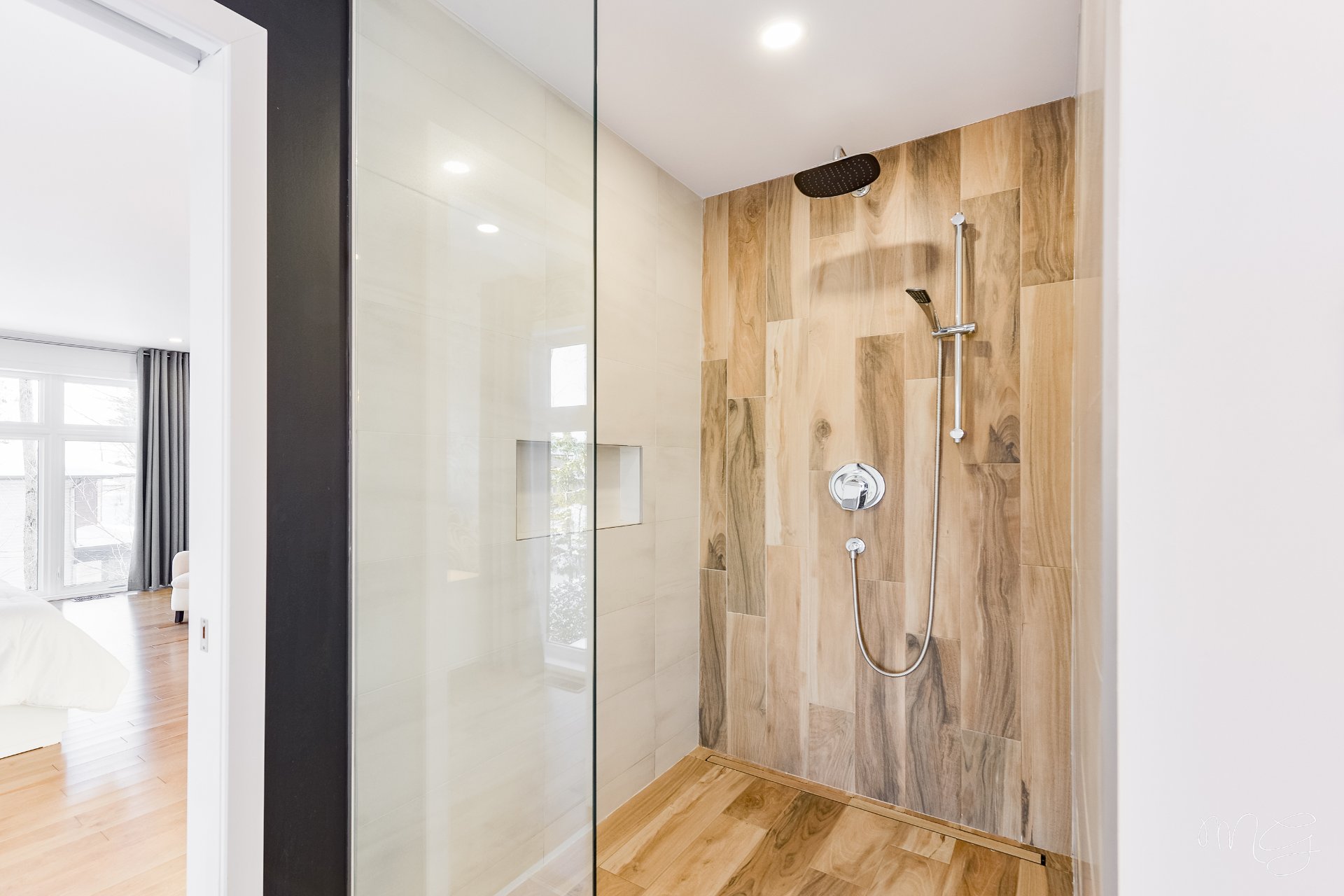 Photo - Ensuite bathroom