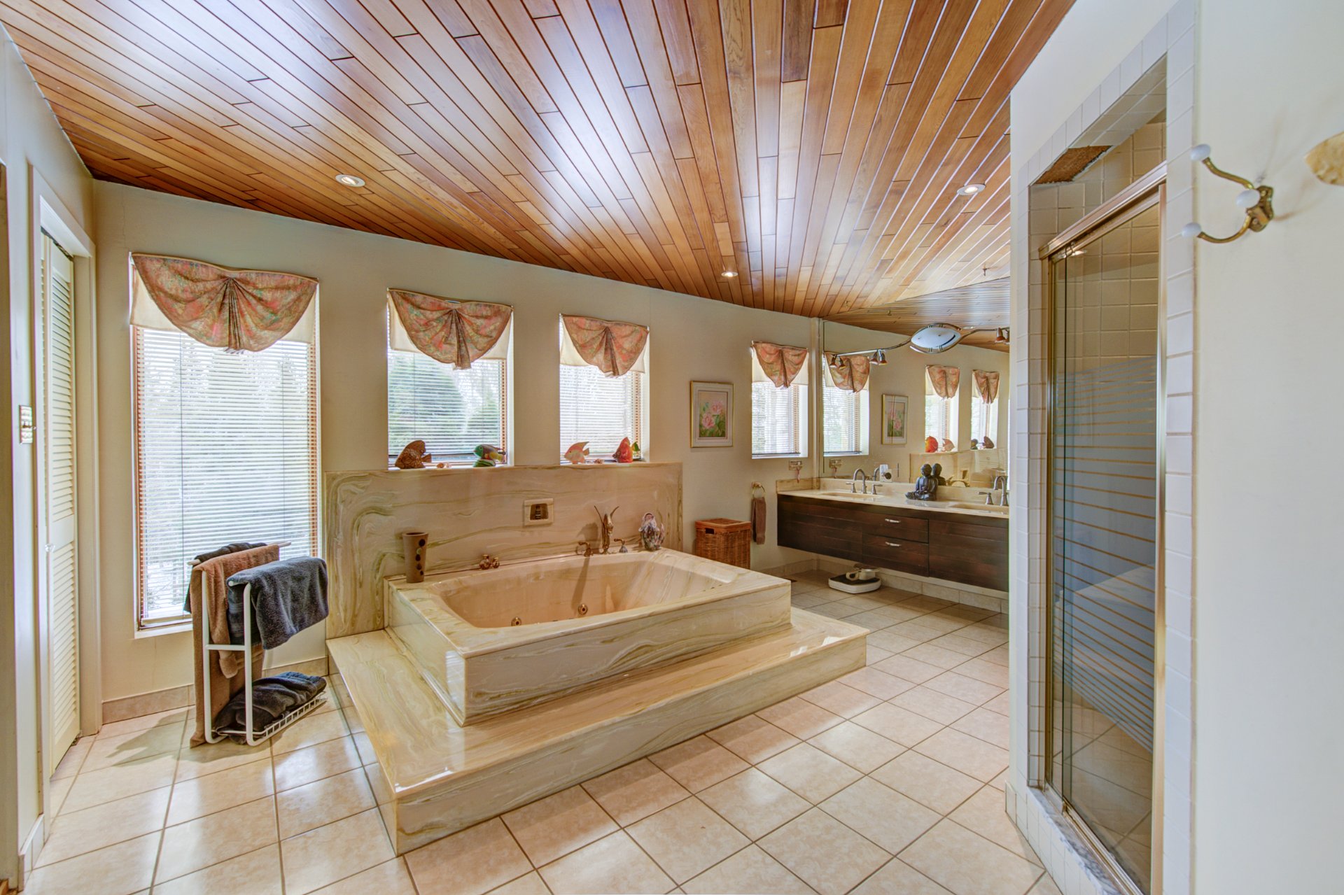 Photo - Ensuite bathroom