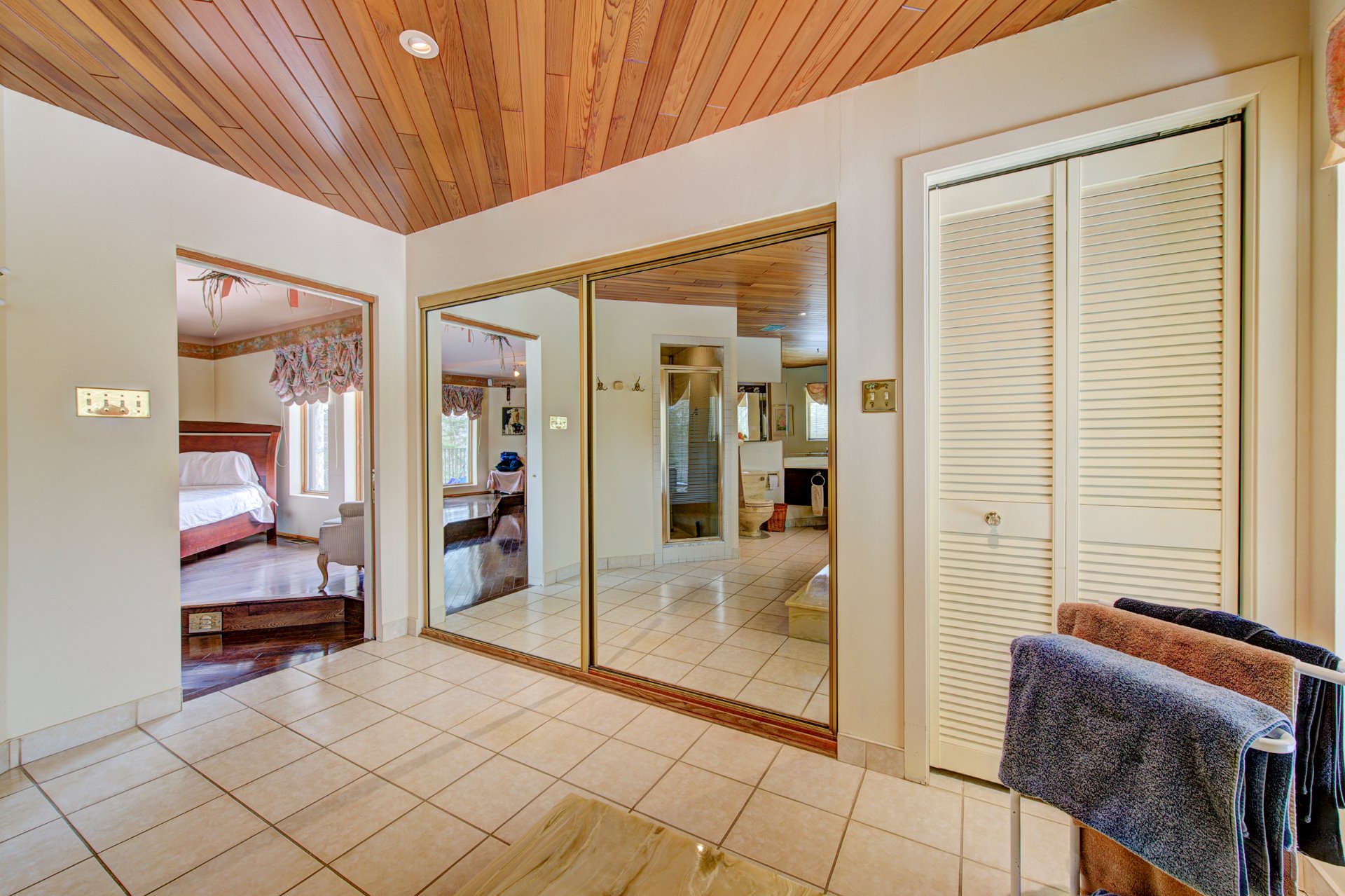 Photo - Ensuite bathroom