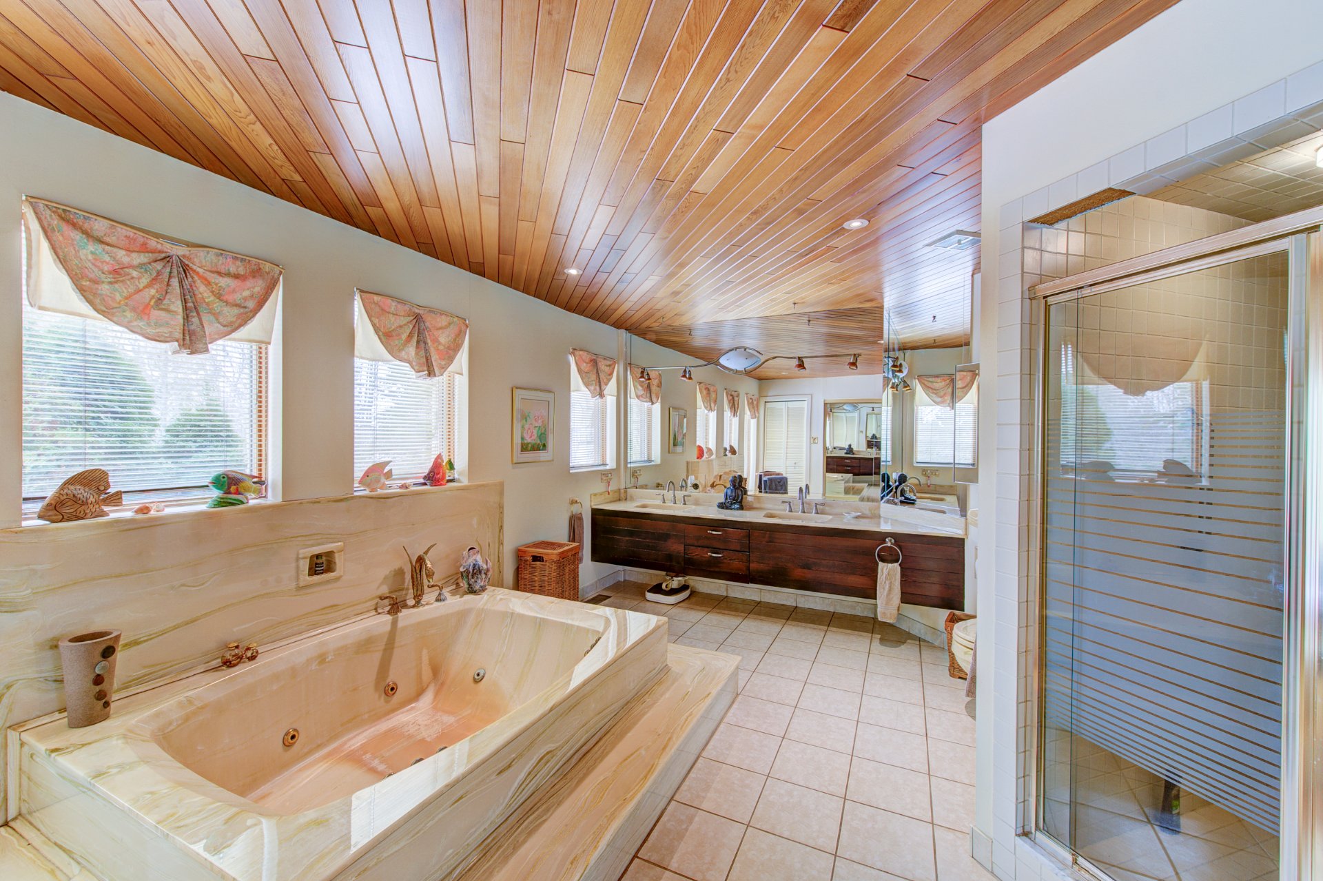 Photo - Ensuite bathroom