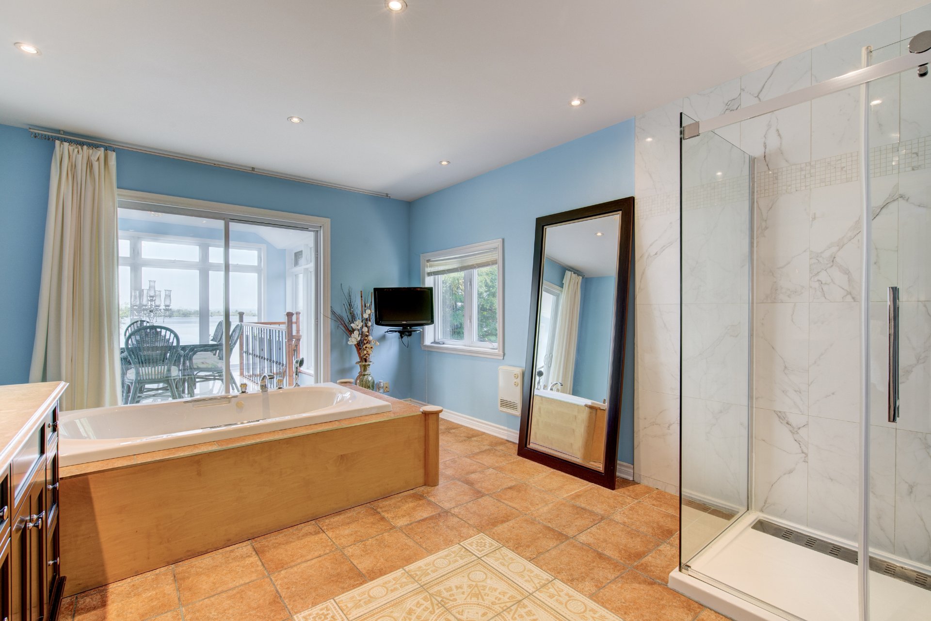 Photo - Ensuite bathroom