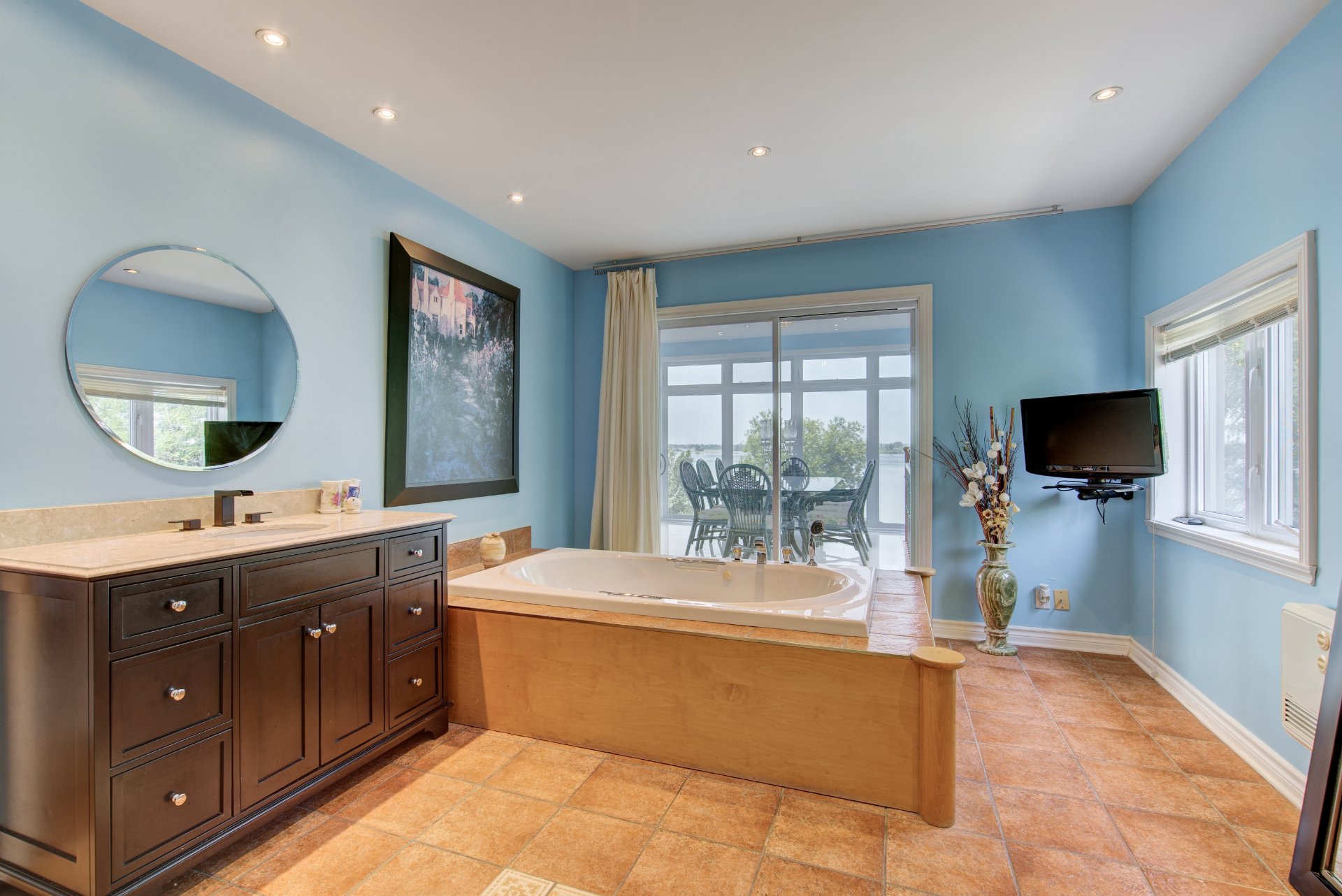 Photo - Ensuite bathroom