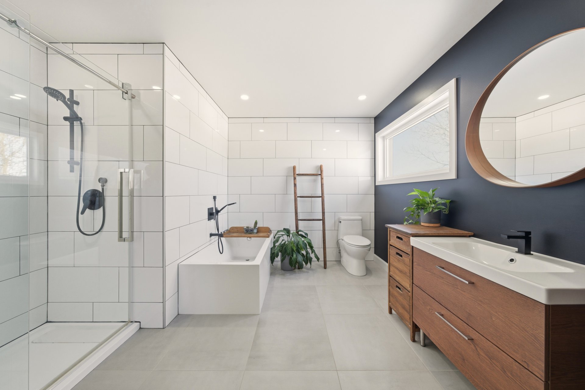 Photo - Ensuite bathroom