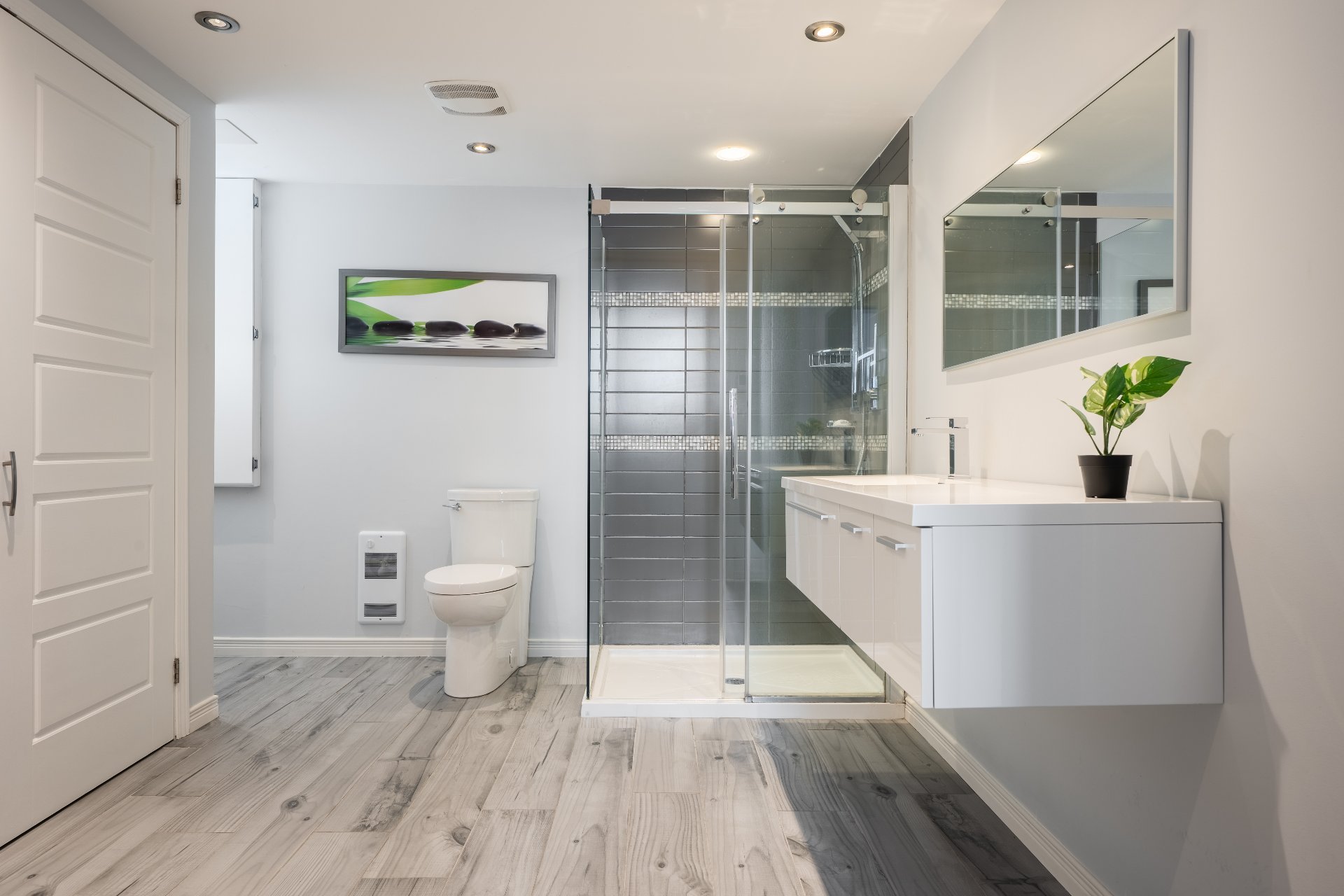 Photo - Ensuite bathroom