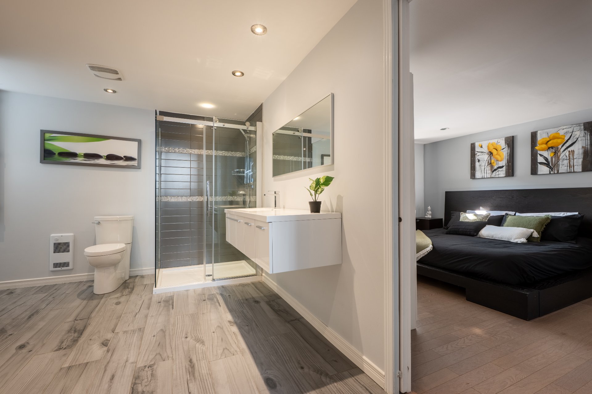 Photo - Ensuite bathroom