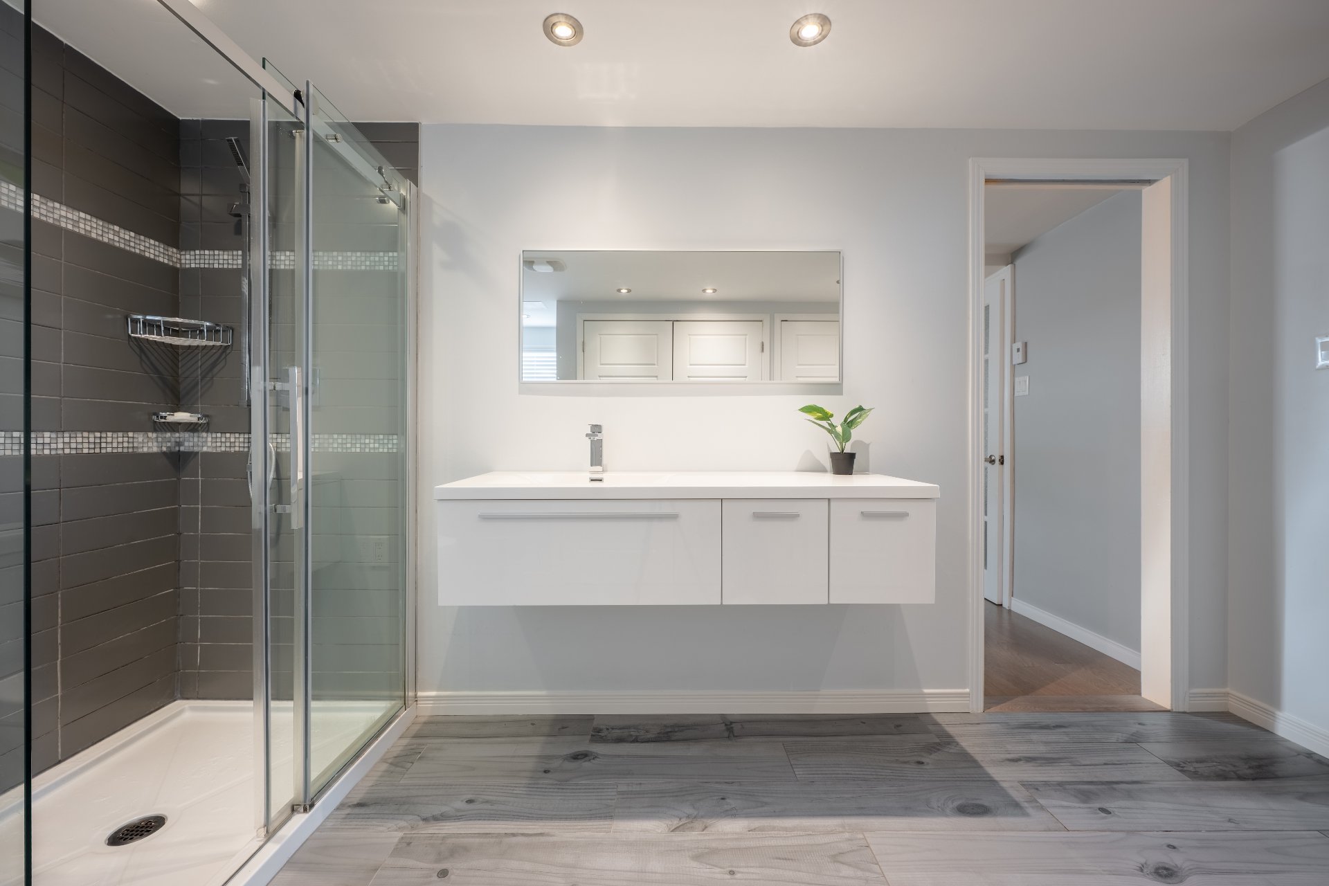 Photo - Ensuite bathroom