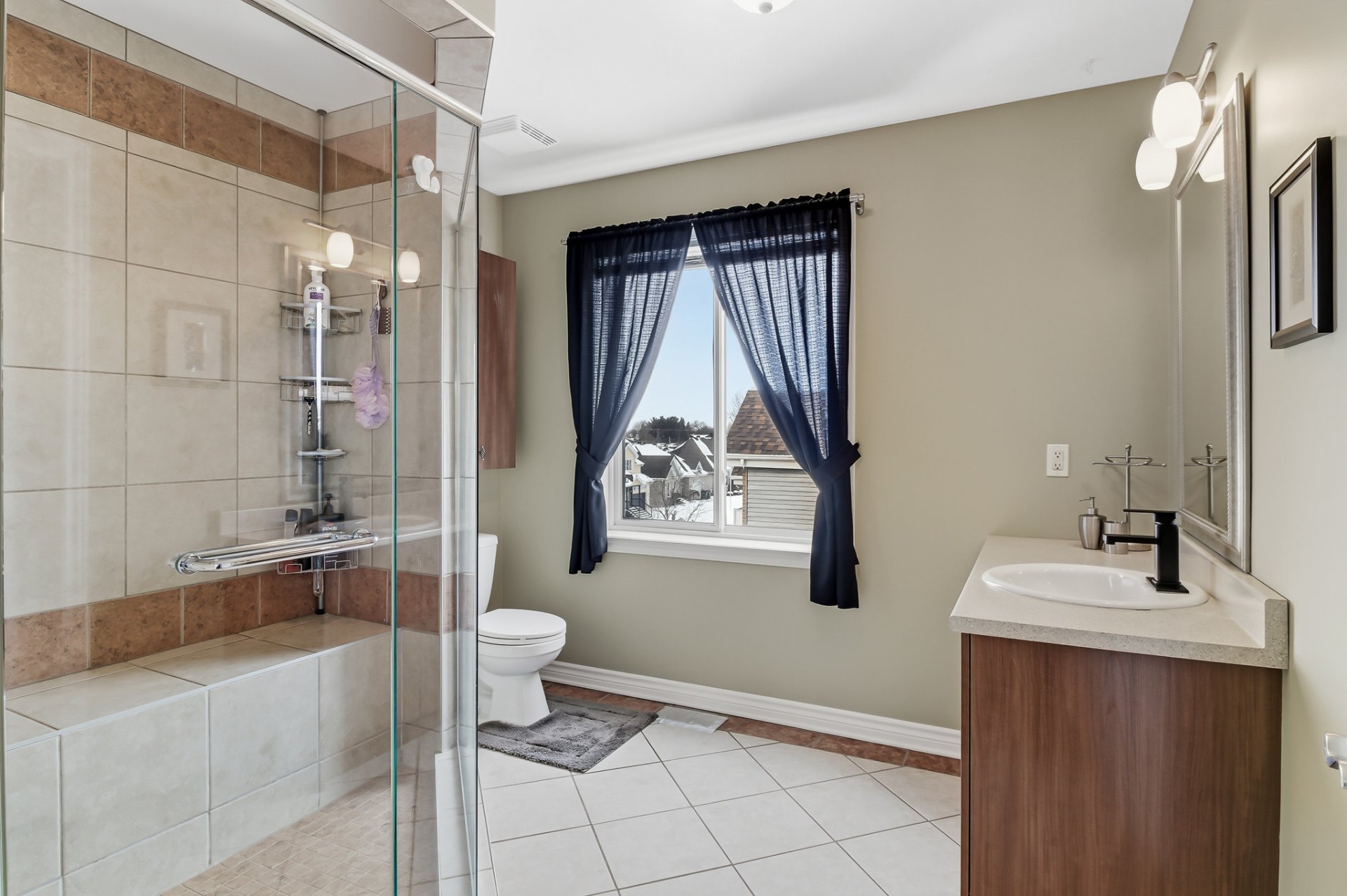 Photo - Salle de bains attenante à la CCP