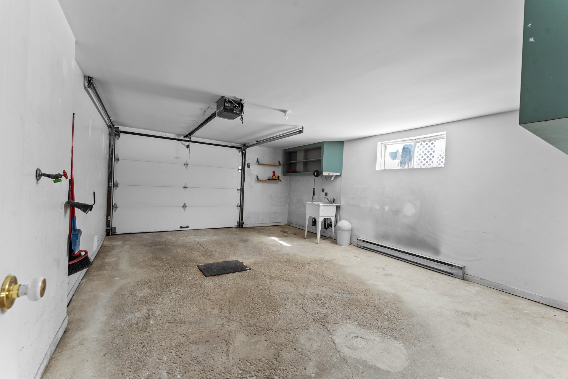 Photo - Garage