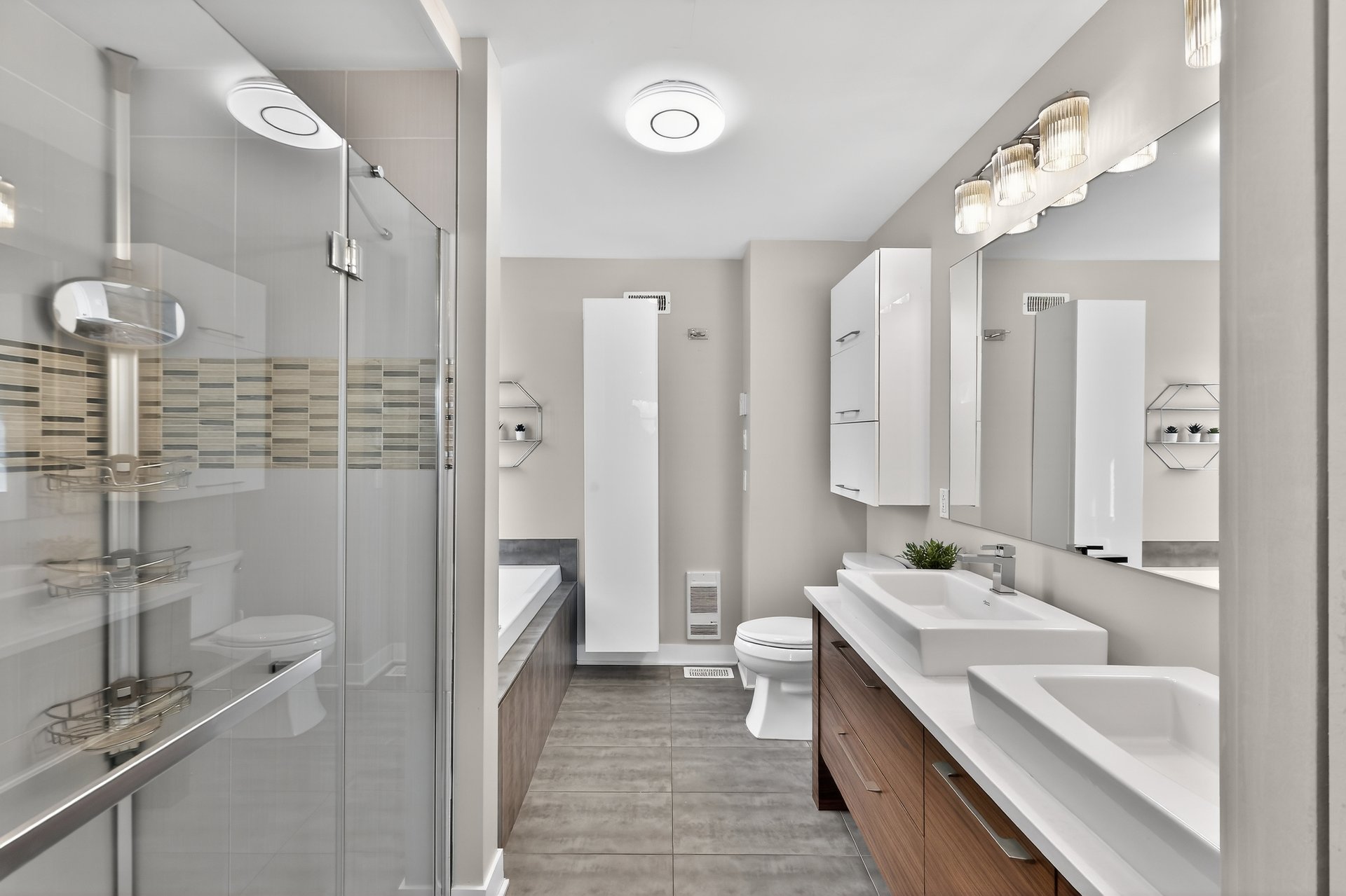 Photo - Ensuite bathroom