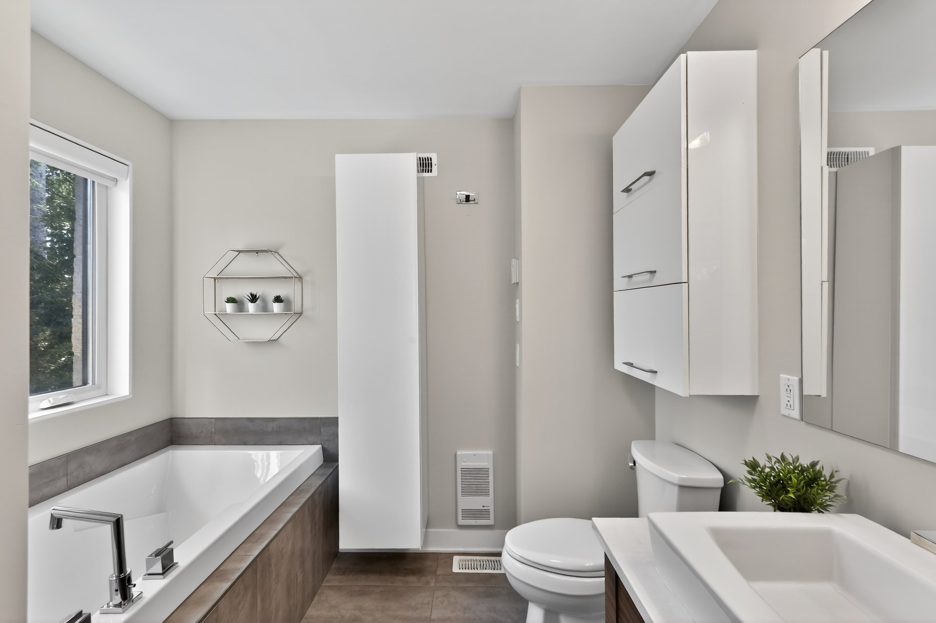 Photo - Ensuite bathroom