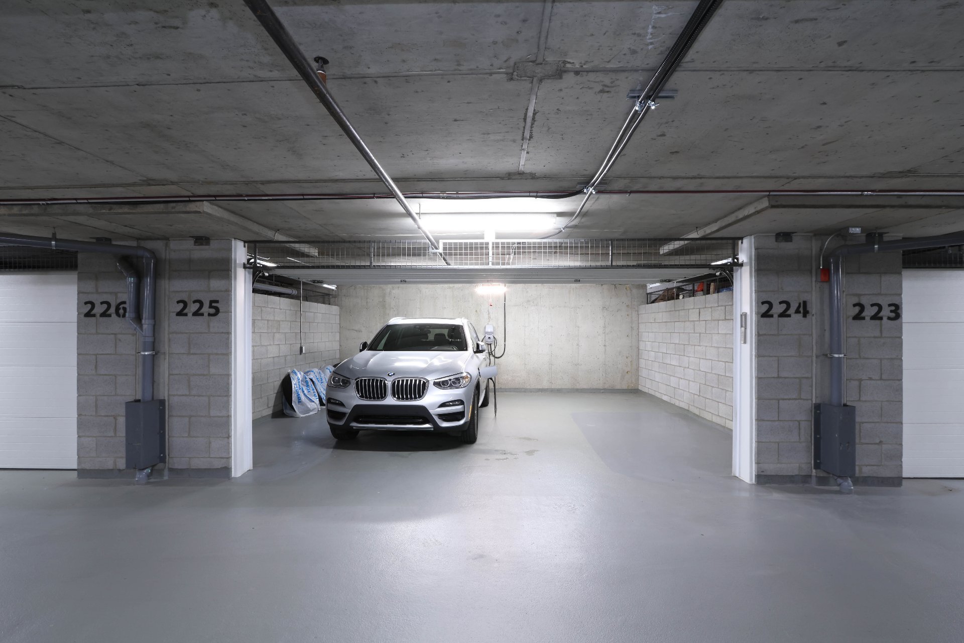 Photo - Garage