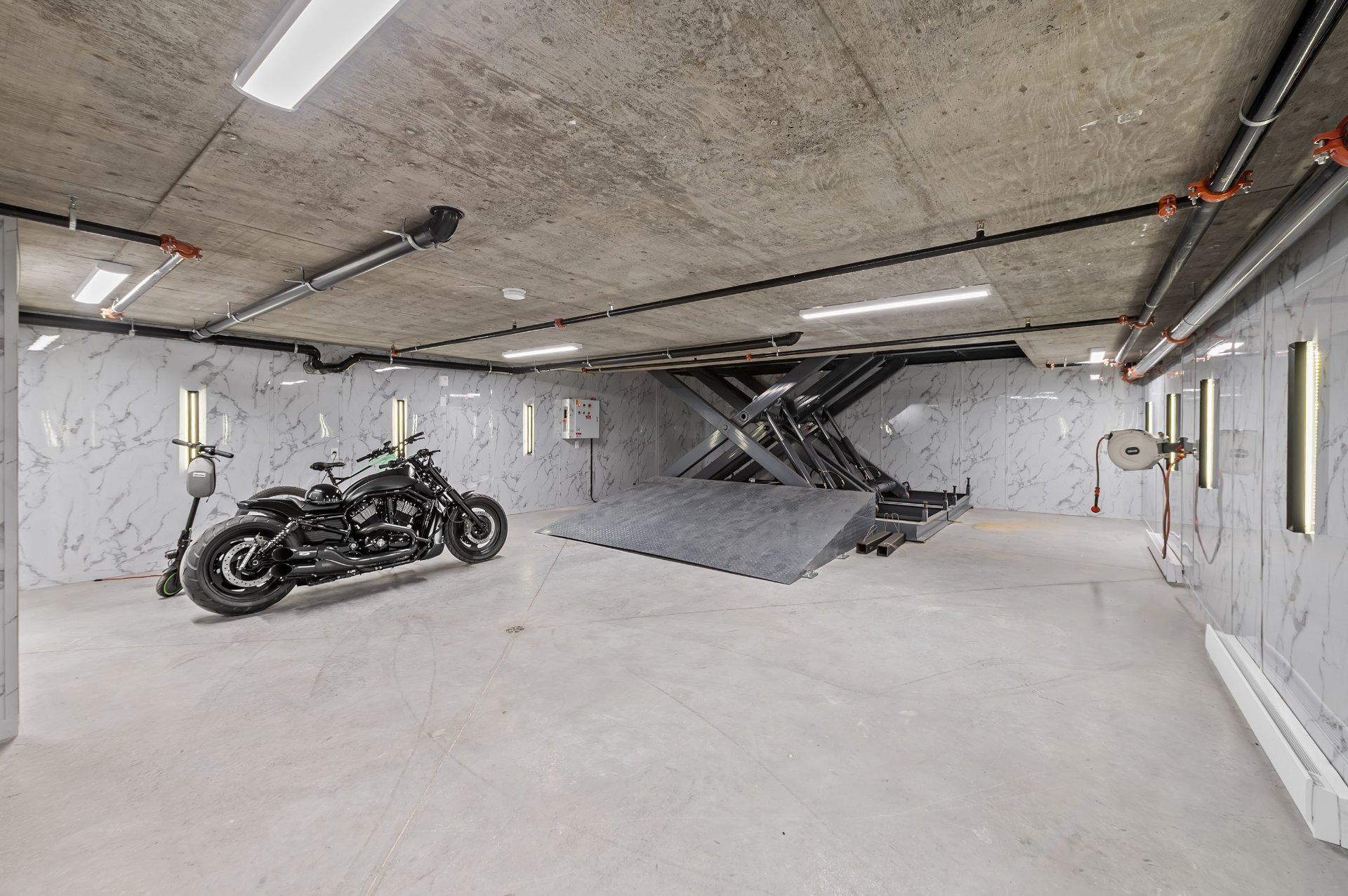 Photo - Garage