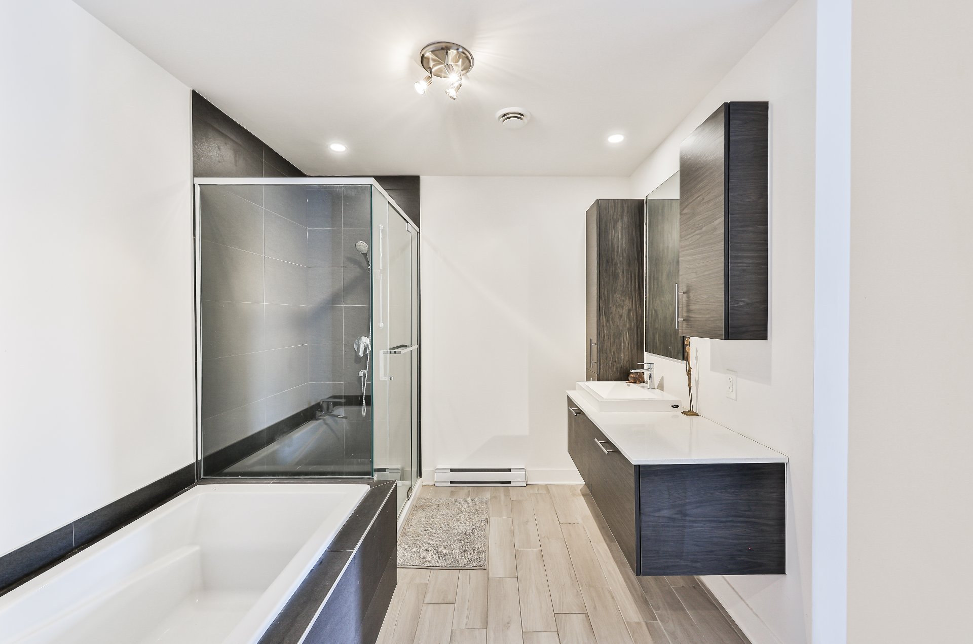 Photo - Salle de bains attenante à la CCP