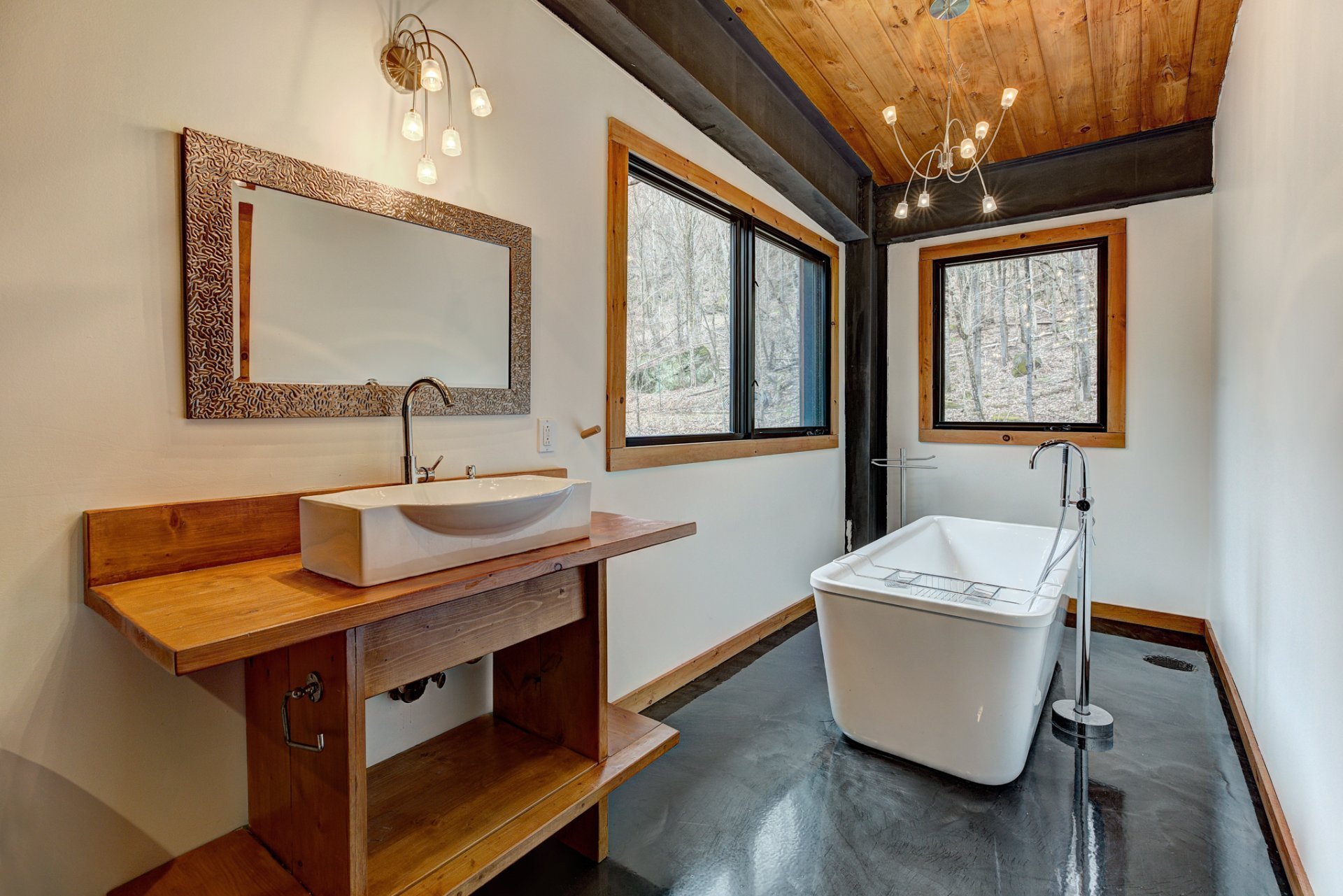 Photo - Ensuite bathroom