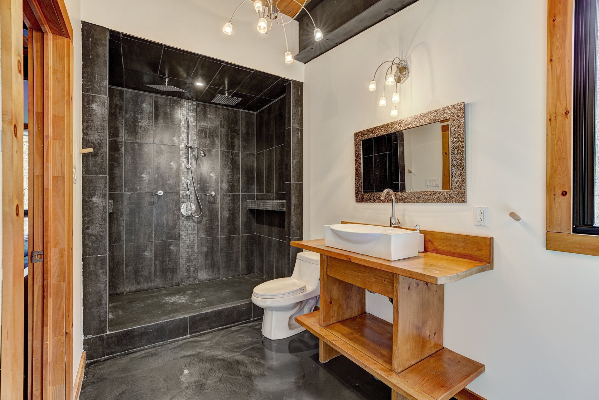 Photo - Ensuite bathroom