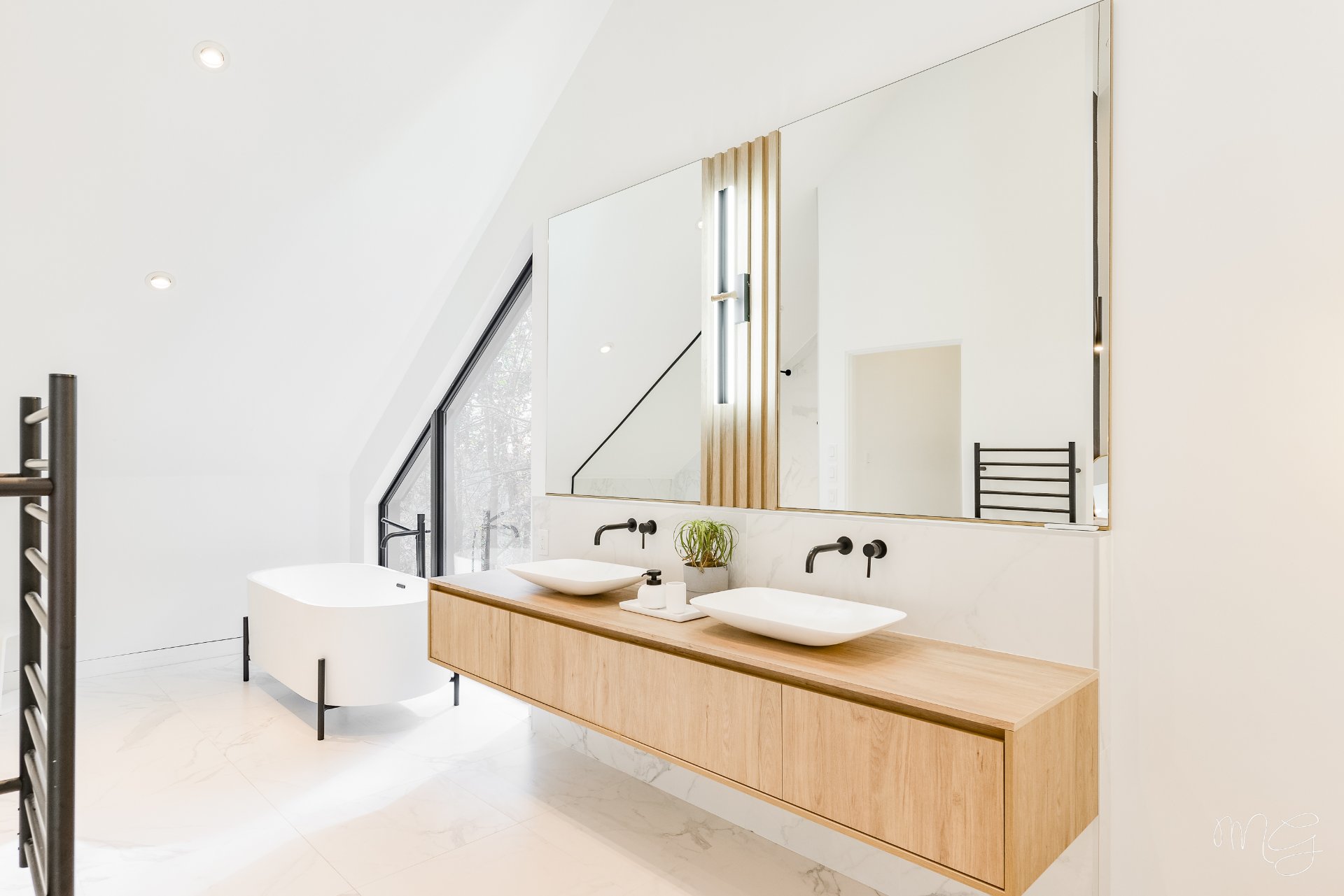 Photo - Ensuite bathroom