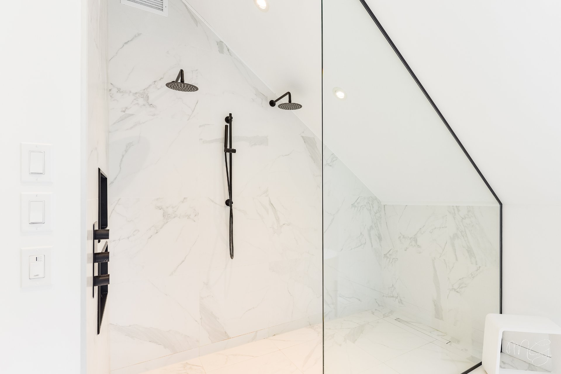 Photo - Ensuite bathroom