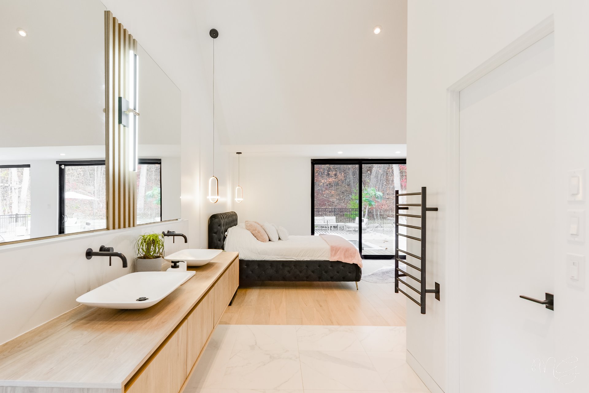 Photo - Ensuite bathroom