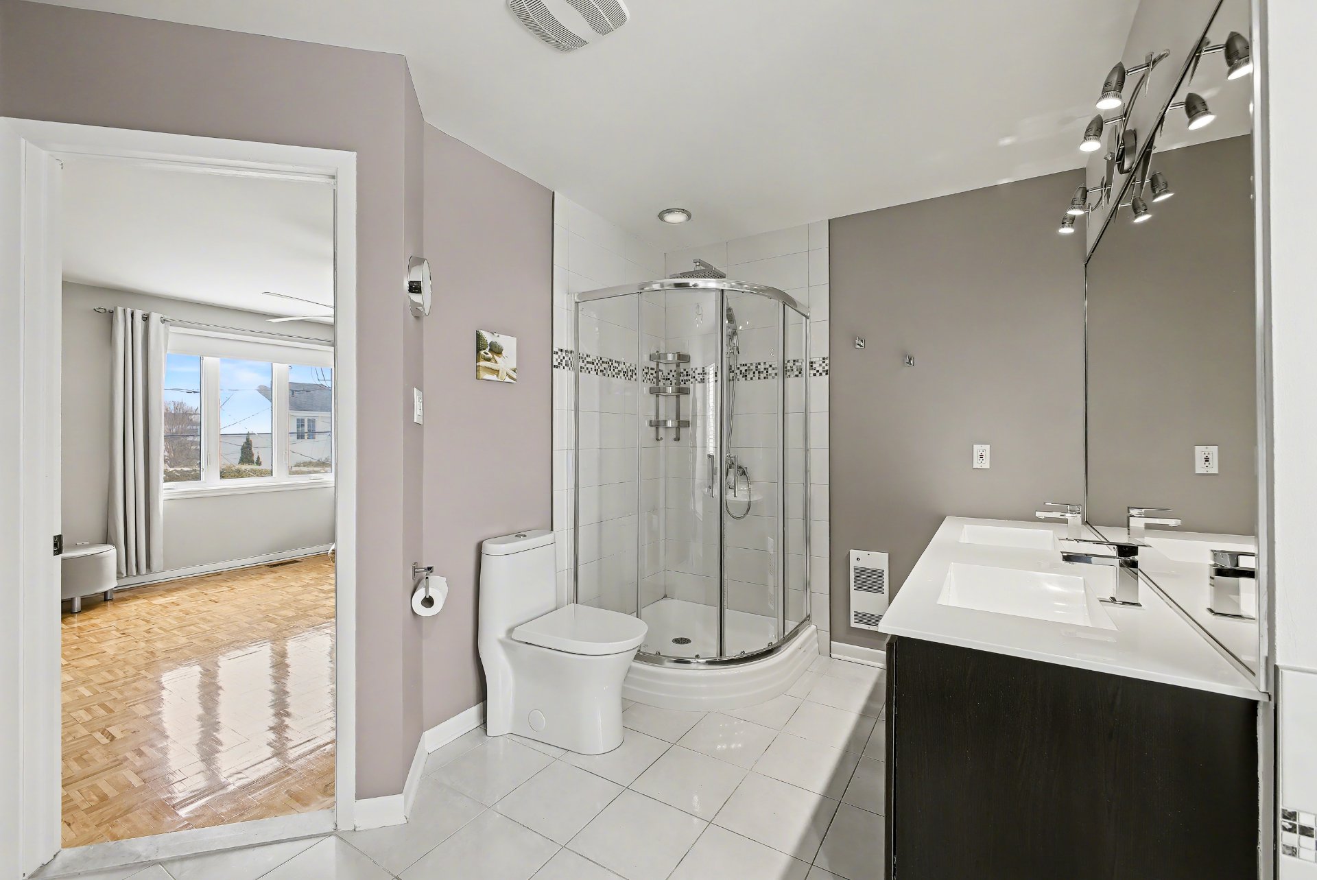 Photo - Salle de bains attenante à la CCP