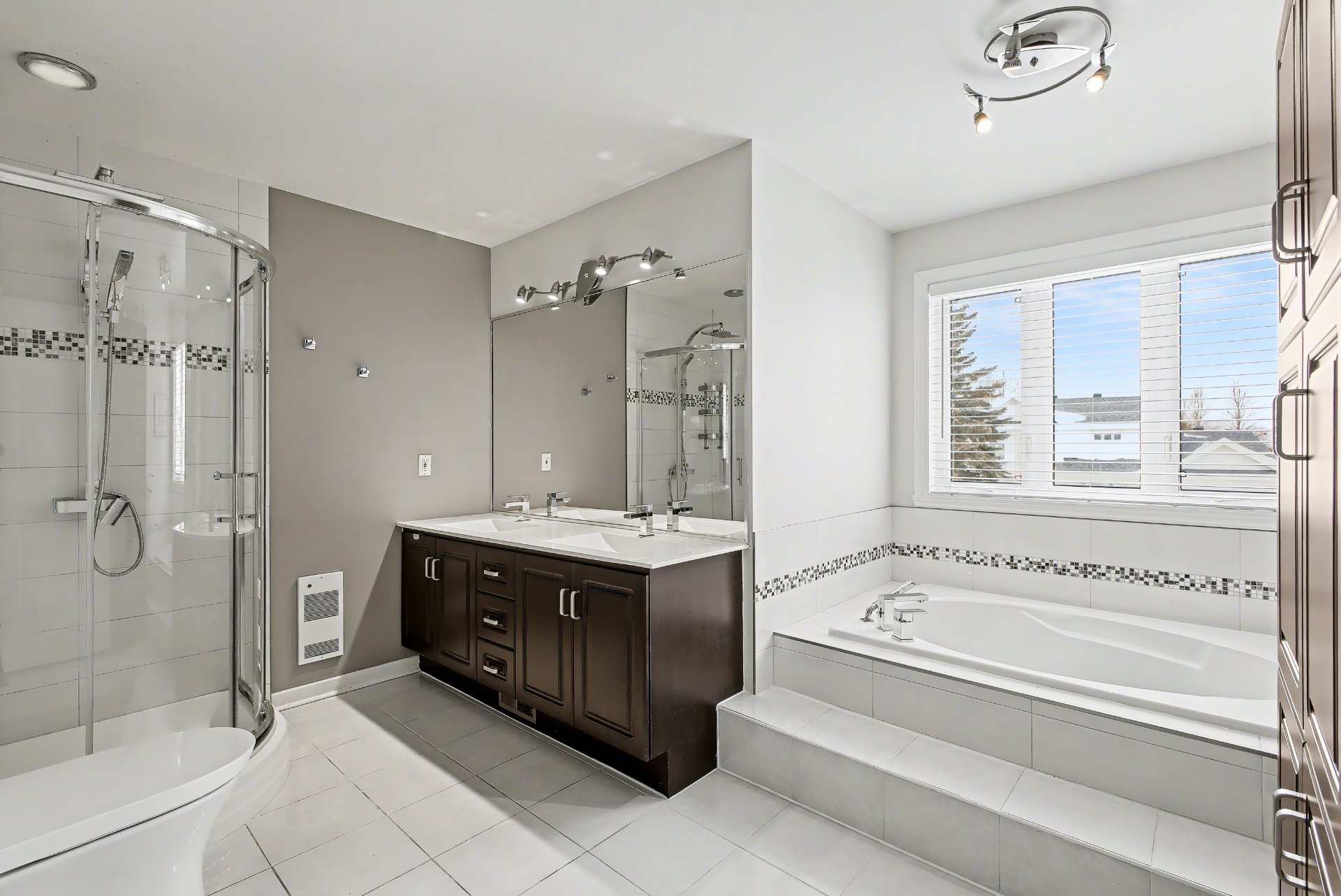 Photo - Salle de bains attenante à la CCP