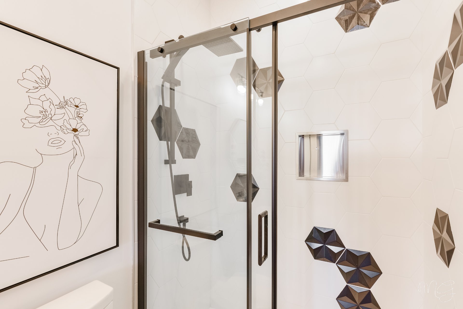 Photo - Ensuite bathroom