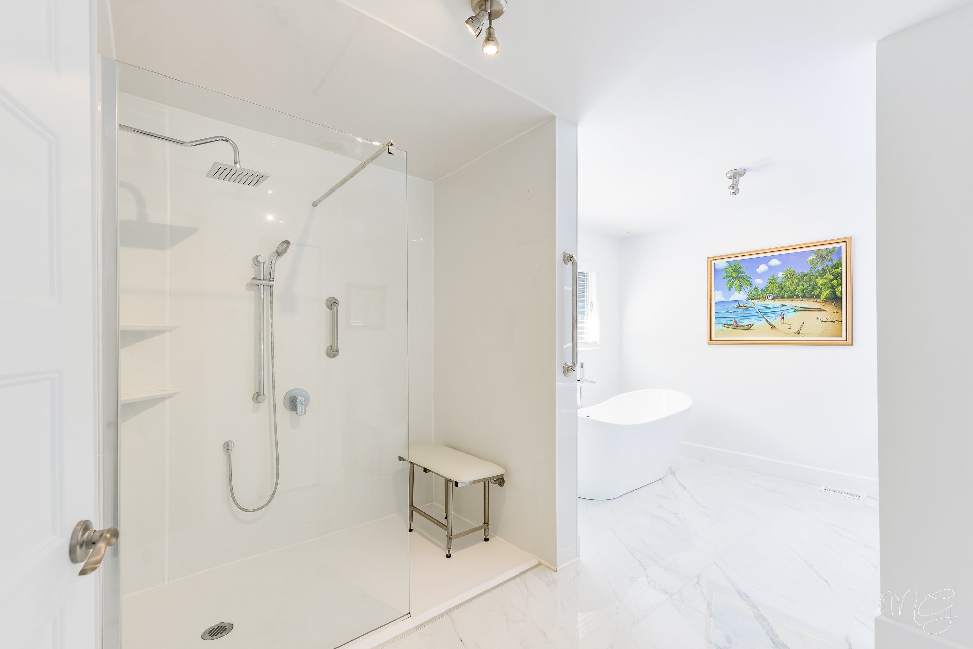 Photo - Ensuite bathroom