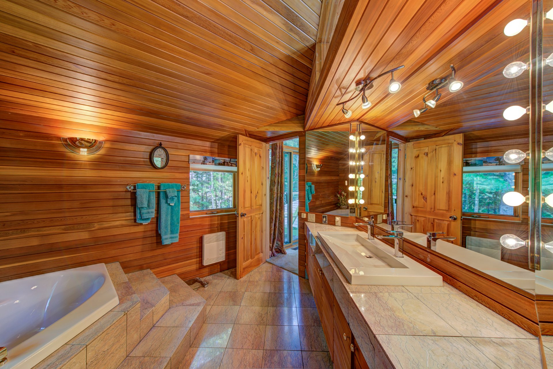 Photo - Salle de bains attenante à la CCP