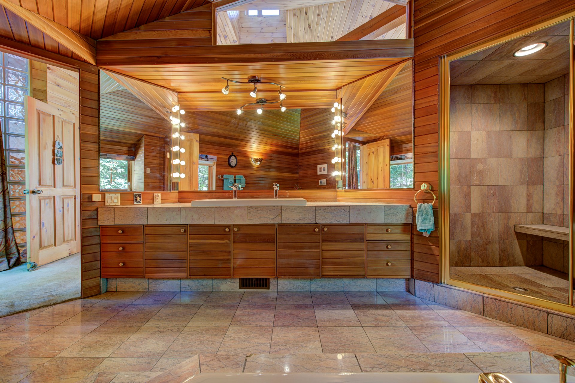 Photo - Salle de bains attenante à la CCP